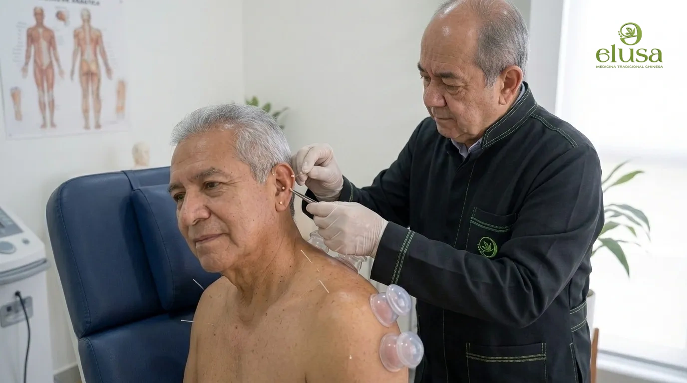 Profissional aplicando técnicas integrativas de Medicina Tradicional Chinesa